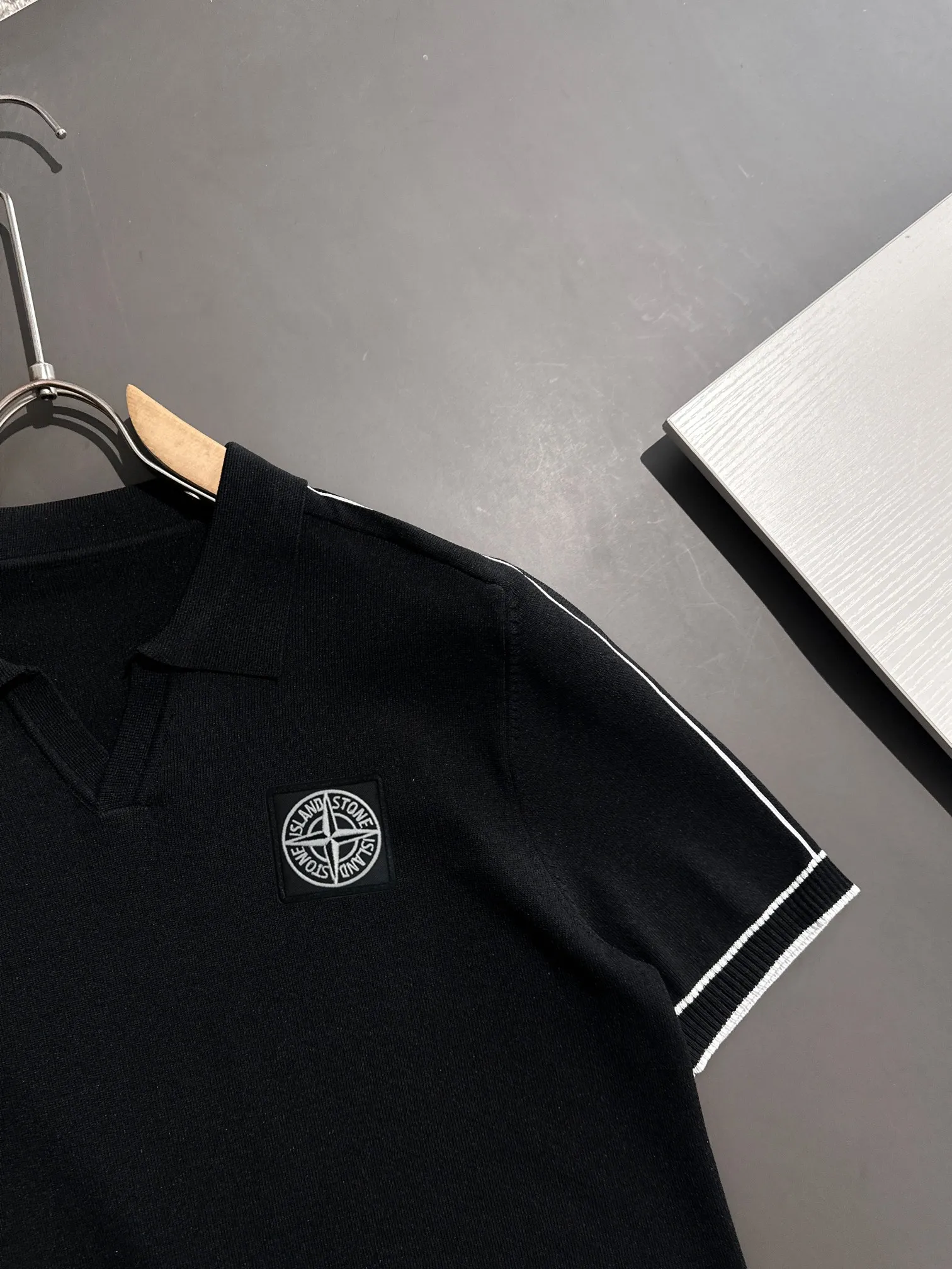 🅿️320 shipped next day, high quality Stone Island 2025 spring and summer new men's lapel short-sleeved T-shirt. Made of combed cotton yarn knitted cotton fabric, pure cotton high-weight special yarn, it feels full when weighed, and the upper body is more textured than ordinary T-shirts. This texture can cope with the weather easily and is suitable for both hot and cold! The pattern on the chest adopts three-dimensional embroidery technology, and is perfectly produced stitch by stitch with reference to the original version! Loose fit design, looks noble. Size: M to XXXL